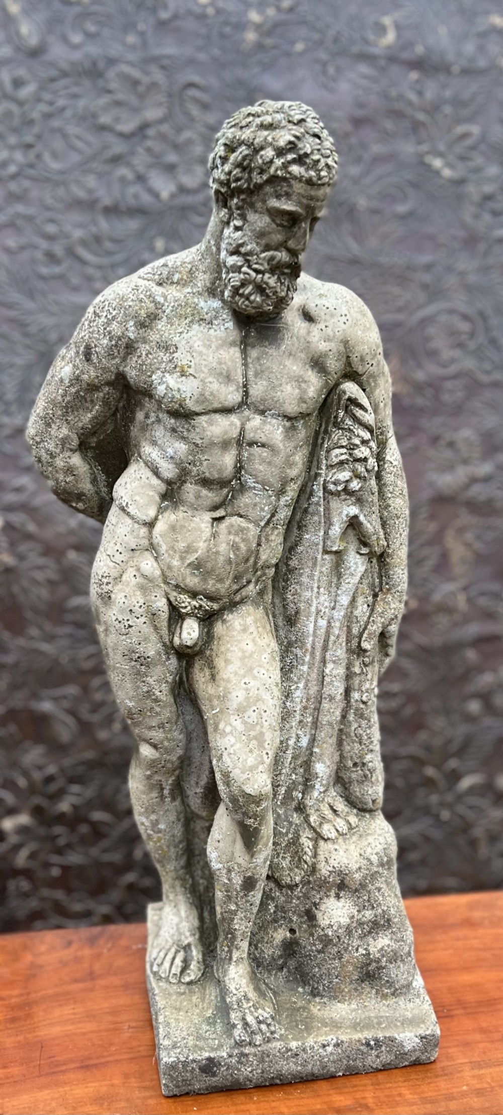 composition statue of hercules